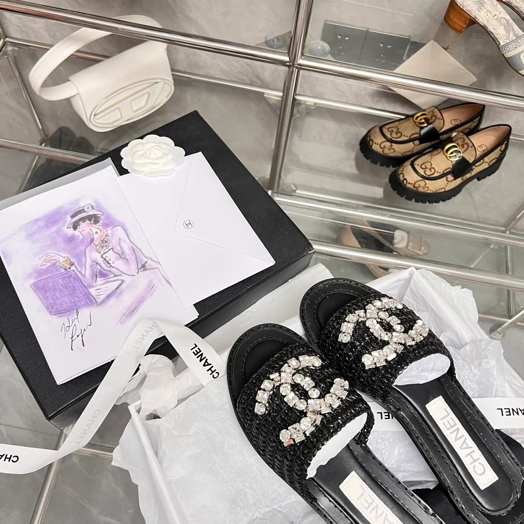 👟👟Ex-factory price 480👟👟 CHANEL woven handmade slippers are currently the most difficult slippers to make. They are all handmade. The diamonds are artificially put on one by one. Imported pure natural dense weaving! Super heavy duty! The quality is much better than the ones on the market, so it is not easily deformed and has a certain degree of flexibility to the touch, not that hard! It doesn’t feel stuffy when you wear it, and the breathability effect is really good! Size: 35-40. Genuine leather outsole. This product is relatively rare. Don’t hesitate to get it. I don’t know how many months it will last. Maybe it will be gone all of a sudden. This kind of shoes can’t be made for long. It’s too troublesome.